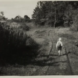 Photograph by Olaf Christoffersen of a young boy walking along a winding path near Skaugumsåsen in Asker, surrounded by nature, evoking childhood nostalgia.