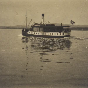 Photograph by Olaf Christoffersen of a fjord boat crossing calm waters between Oslo and Drøbak, symbolizing daily family reunions and the growth of Oslofjord summer retreats.