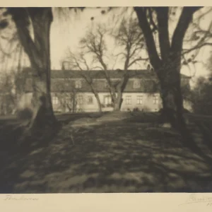 Photograph by Olaf Christoffersen from 1928 of Tøyen Hovedgård in Oslo, surrounded by trees and framed in a soft, pictorialist style.